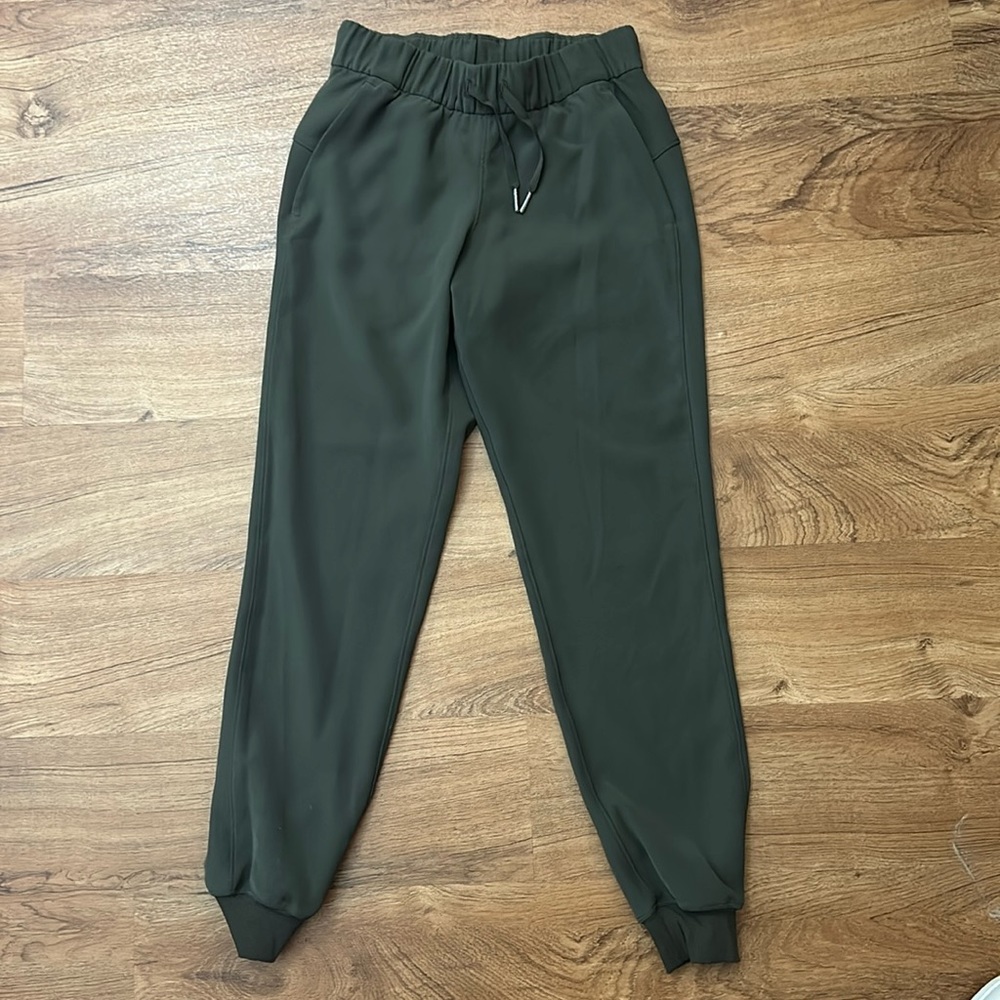 Lululemon On The Fly Mid-Rise Jogger Size 6 Army Green